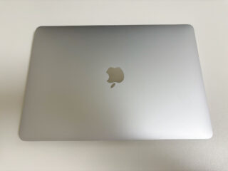 Apple 13インチ MacBook Air (M1, 2020)とMoftノートパソコンスタンド